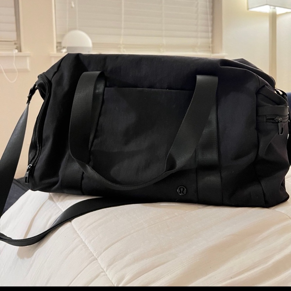 Lululemon Command the Day Commute Bag 19L Unisex Men/ Womens Duffel bag